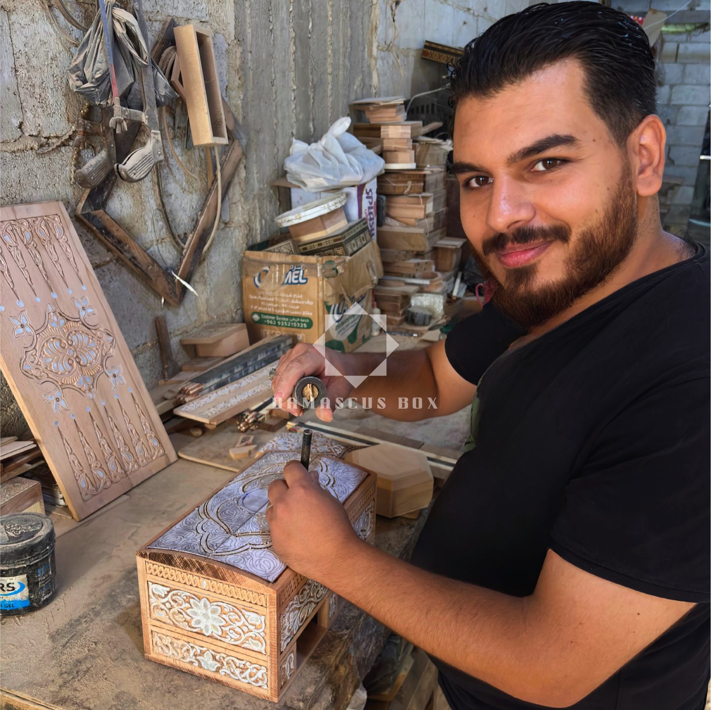 Ręcznie Rzeźbione Pudełko z Buku – Masa Perłowa i Wykończenie Orzechowe