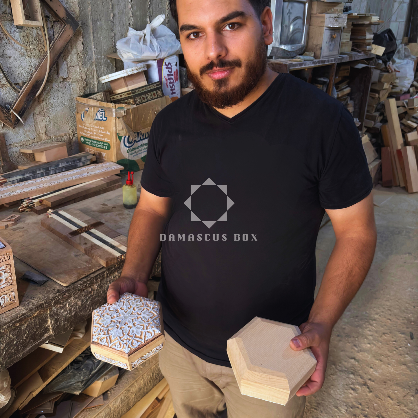 Scatola in Faggio Intagliata a Mano – Madreperla e Velluto, Design Orientale Senza Tempo