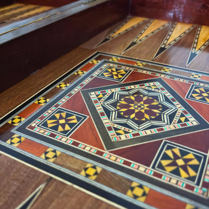 Mesa de Backgammon y Ajedrez Damasquina Hecha a Mano por Gaby Al Dayeh – Diseño Clásico