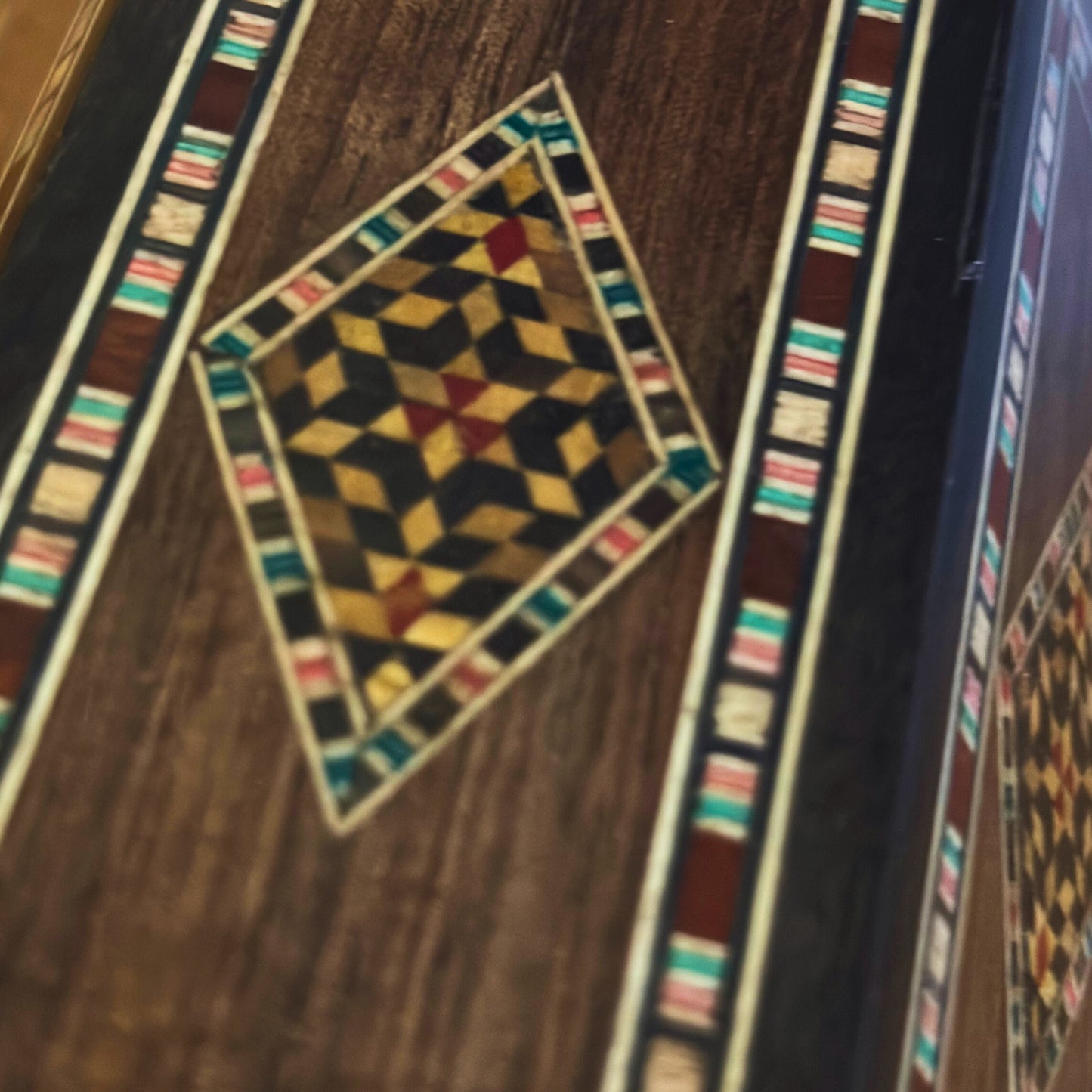 Porte-Stylos Damasquiné en Bois par Gaby Al Dayeh – Bois Naturels & Élégance Artisanale