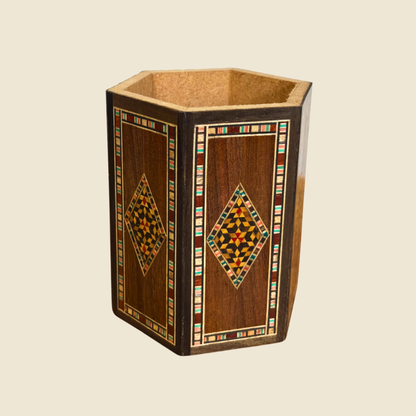 Damast Mozaïek Houten Pennenhouder door Gaby Al Dayeh – Natuurhout & Handgemaakte Elegantie