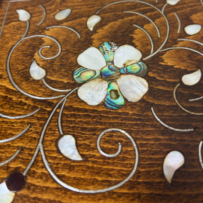 Handgefertigte Luxusbox aus Damaskus – Perlmutt & Samteleganz