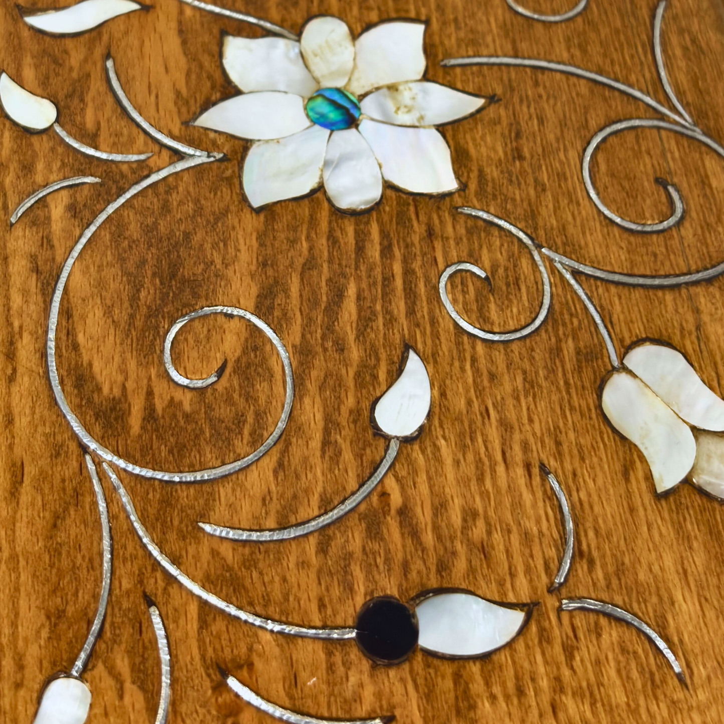 Handgefertigte Luxusbox aus Damaskus – Perlmutt & Samteleganz