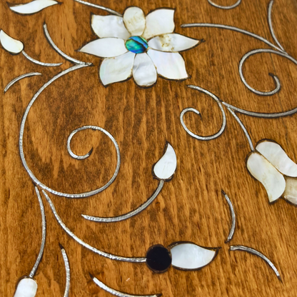 Handgefertigte Luxusbox aus Damaskus – Perlmutt & Samteleganz