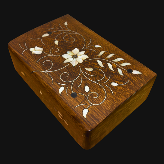 Handgefertigte Luxusbox aus Damaskus – Perlmutt & Samteleganz