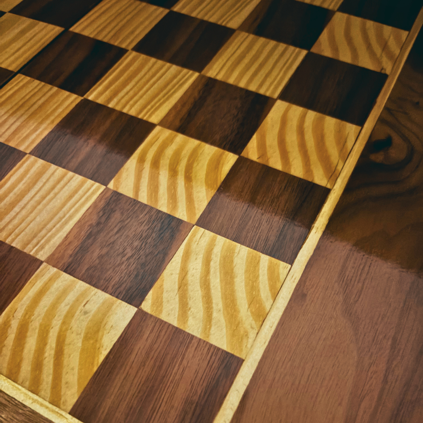 Handgefertigter Damaszener Schach- & Backgammon-Tisch von Gaby Al Dayeh – Klassisches Mosaikdesign